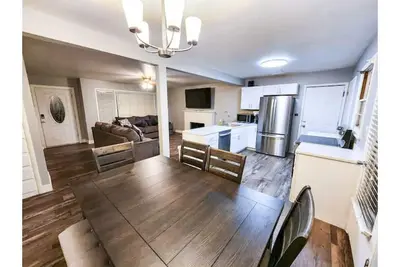 Image de Hot Tub! ! Newly renovated Sunset Themed house.