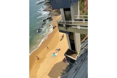 Image de all 3 bedrooms with views of the black sand beach