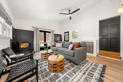 Image de Artist Bluff: Chic 1br Retreat | King Bed, Fireplace, Private Access