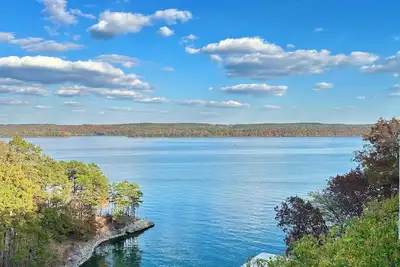 Image de Luxury waterfront Villa on Pickwick Lake w/ sensational views, boat slip, pool!