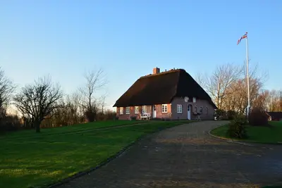Image de Fantastic thatched cottage with lake and sauna