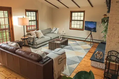 Image de Modern Forest Retreat on a Tranquil Hilltop with Sauna