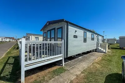 Image de Stylish 6 berth caravan at California Cliffs with decking in Scratby ref 50056k