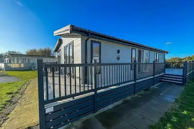 Stunning lodge with decking nearby Hunstanton beach, sleeps 6 ref 23215k