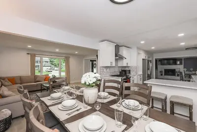 Image de Family-friendly, large home in Avon Lake, Hot Tub and Ev charger