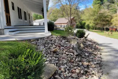 Image de Charming Farmhouse Retreat with Hot Tub