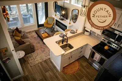 Image de Mid-Century Modern Cabin - Mountain Fether