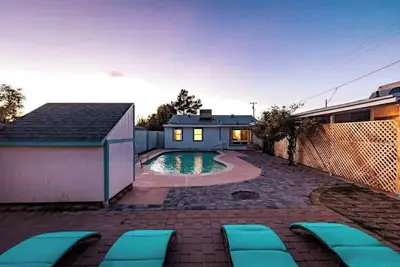 The Getaway on 17th: 4br + Private Pool