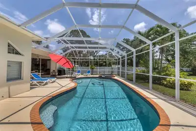 Image de Tipsy Turtle - Beautifully Landscaped Secluded pool and spa home