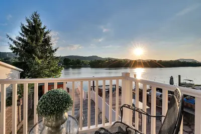 Image de Waterfront condo with large decks and a dock for summer fun centrally located.