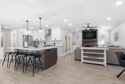 Image de Airy, Spacious, Newly Renovated Home – Walk to Uf!