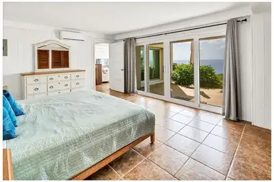 Image de Jaw dropping views of sapphire blue water from every room!