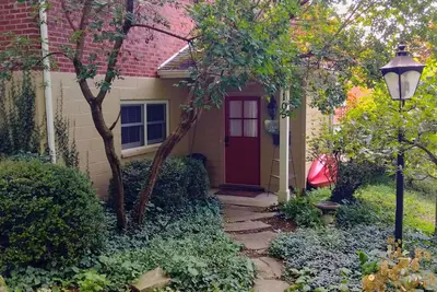 Image de Large but cozy apartment, in a private setting. Walking distance to town.