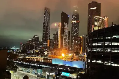 Image de ‘Sunrise on Aura’ 2 bedroom Apartment with stunning views in the heart of Melb.