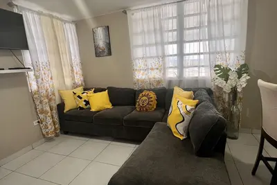 Image de Cozy Home w/ private parking- 10 min to beach
