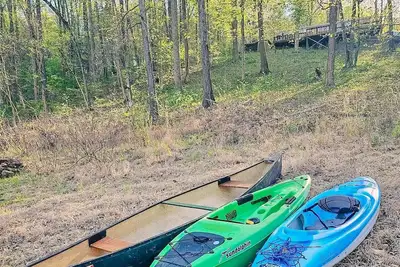 Image de Kayaks Included- Riverfront Getaway at Tucky Cabin Pet Friendly