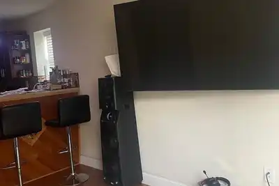 Image de Beautiful University city apartment with hot tub.