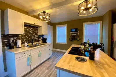 Image de Downstairs unit By Cedar Point & Downtown