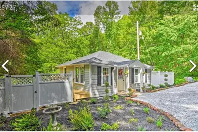 Image de Cozy Highlands Cottage Newly Remodeled Beautifully Furnished / Special discounts