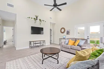 Image de 10 Min from Super Bowl, Shopping, New home, King Beds, Sleeps 10