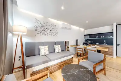 Image de Third-floor condo with rooftop pool, hot tub, gym & sauna - walk to the beach