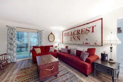 Image de Quiet condo with pool, washer/dryer, kitchen, patio, board games, & Pack-N-Play