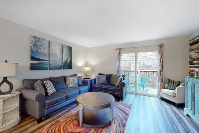 Image de Convenient condo near the lake and city with pool access, a washer/dryer, & Ac