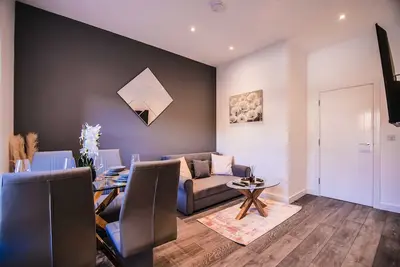 Image de 1 Bedroom apartment with an open plan kitchen, diner, and lounge.