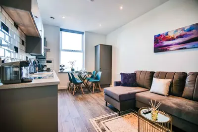 Image de 1 Bedroom apartment with open plan kitchen, diner, and lounge.