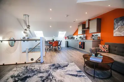 Image de A 2 bedroom apartment set over 2 floors with 2 double bedrooms, a bathroom with overhead shower, and