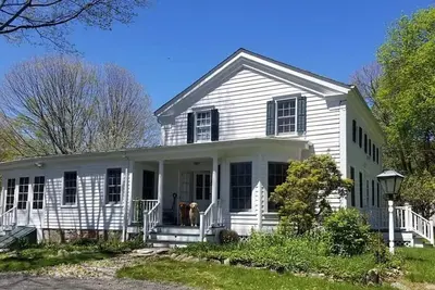 Image de 1840 Farmhouse on 3 private acres with home theater! Pet Friendly!