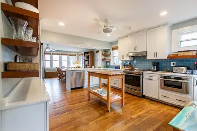 Image de Beachfront Home Minutes to Downtown Annapolis Dogs Ok