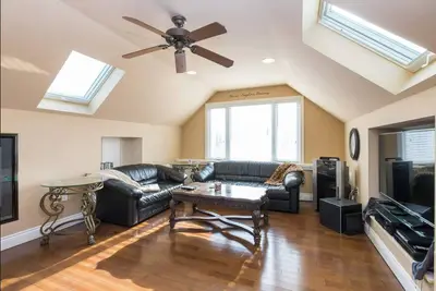 Image de Unique spacious upper Condo Suite. Steps from waterfront