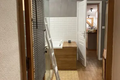 Image de Maison a bain remous nichée dans une magnifique nature