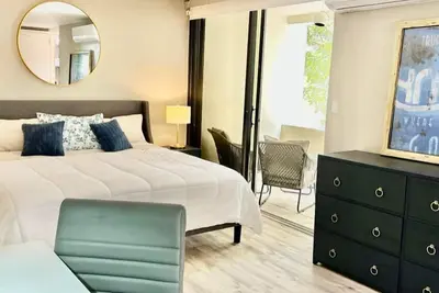 Image de Exquisite and modern 2 king bedroom- 2 bathroom condo