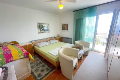 Image de large family apartment with a balcony and sea view