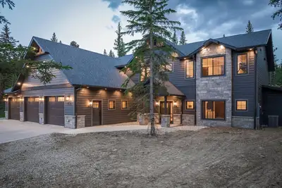 Image de 4500 Sq. Ft Spacious Lodge, 7 Person Hot Tub, 3 En-suites Walk to Clubhouse! !