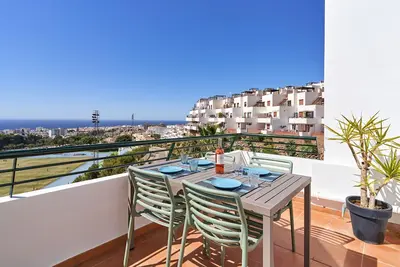 Image de Appartement à 2 chambres avec vue sur la mer, Wi-Fi et climatisation.