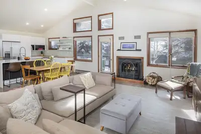 Image de Updated Townhome | Brand New Mattresses | 20 Min Shuttle Ride to Skiing