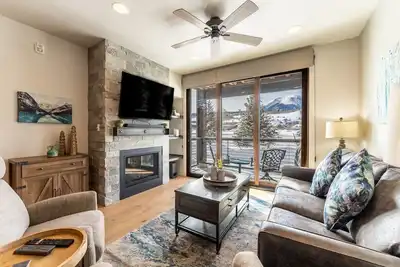 Image de Amazing Mountain Views from Private Balcony, World-Class Skiing Nearby!