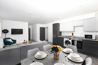 Image de Skyvillion -Vineyard Court- Enfield 2-Bed w\/Garden