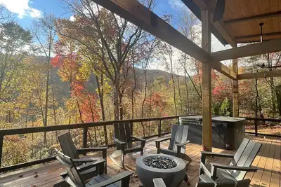 Image de New! Caper Treehouse: modern cabin-Hot Tub Views!
