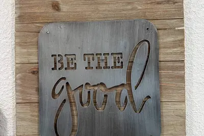 Image de Adorable New West 3 Br 2 Ba, Smrt Tv, Coffee,