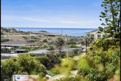 Image de Syd’s Place - A 70s retro beach house, Free Wifi