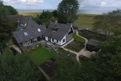 Image de historic cottage in scenic Dutch landscape at IJsselmeer