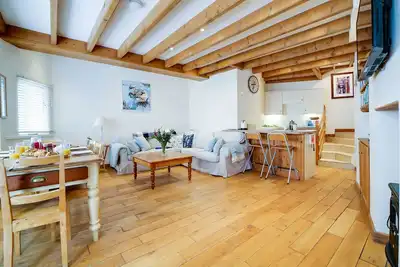 Stanley House used as Doc Martin's nail bar, sleeps 6+dogs