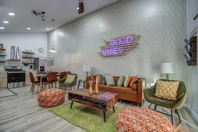 Image de ✧✧Disco Den✧✧ All New Funky 70s Pad w/ Hot Tub! 3 bedrooms / 2 bathrooms!