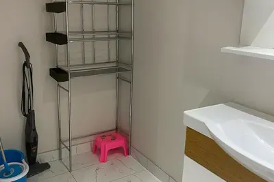 Image de Luxury, Private and Ravine View Walkout Basement Apartment