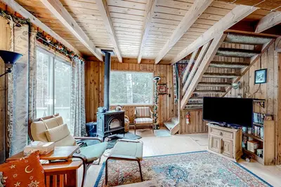 Dog-friendly home with woodstove & W/D - next to golf course and near skiing