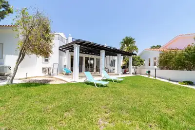Image de 3 - bedroom single floor Villa 5 minute walk from the beach!